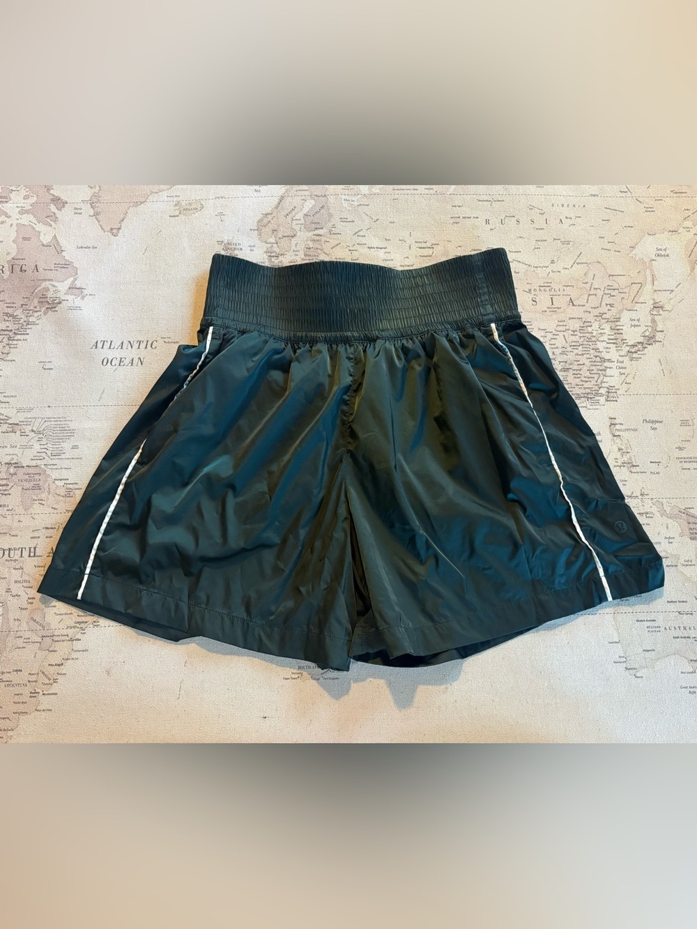 Lululemon Stretch Satin Nylon Super-High-Rise Short 5" Size Medium Green - Picture 3 of 12